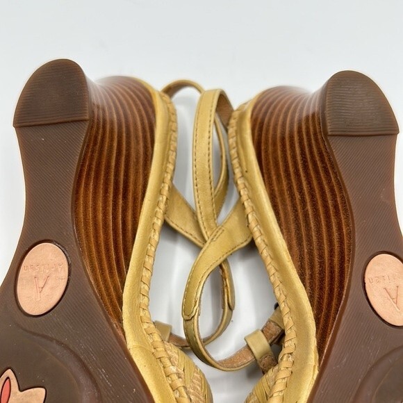 Clarks Size 8 8M Artisan Leather Heeled Sandals Light Tan #73382 - Picture 10 of 12